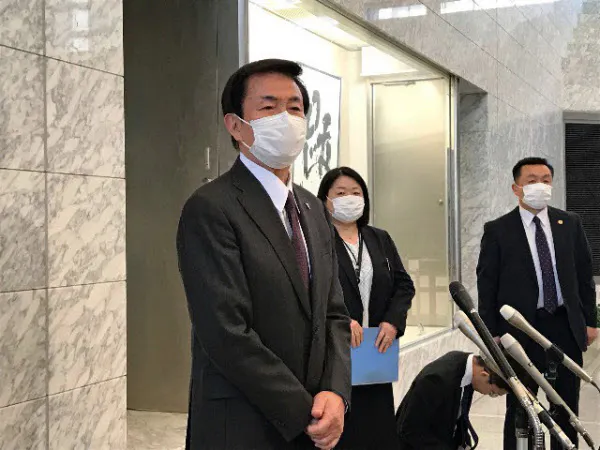 報道陣の質問に答える千葉県の森田健作知事(県庁)