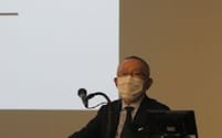 ファーストリテイリングの柳井正会長兼社長はマスクを着けて説明会に臨んだ（4月9日、東京・千代田）