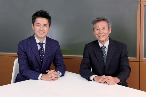 草刈貴弘氏(左、写真:竹井俊晴)