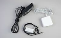 パソコンの充電器。上2つがパソコンに標準で付属してくる充電器。下は市販の充電器とケーブルで、ずいぶん小さいことがわかるだろう