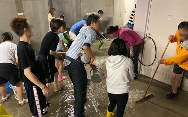 地下3階にたまった水の排水作業を深夜まで続けたマンション住民（写真:パークシティ武蔵小杉ステーションフォレストタワー）