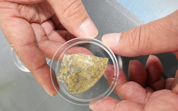 2010年の南太平洋の掘削調査で採取した岩石サンプル。生命が存在する可能性が低いと考えられていたが、微生物の密度はヒトの腸内レベルの高さだった。（PHOTOGRAPH BY CAITLIN DEVOR, THE UNVIERSITY OF TOKYO）