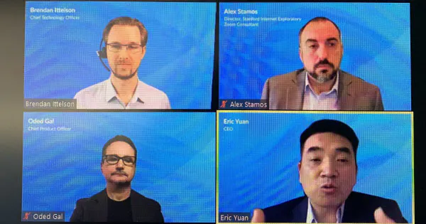 ビデオミーティングに臨む米ズームのユアンCEO(右下)たち