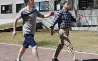 信州大の能勢特任教授（右）の指導でインターバル速歩に挑戦した（長野県松本市）=三浦秀行撮影