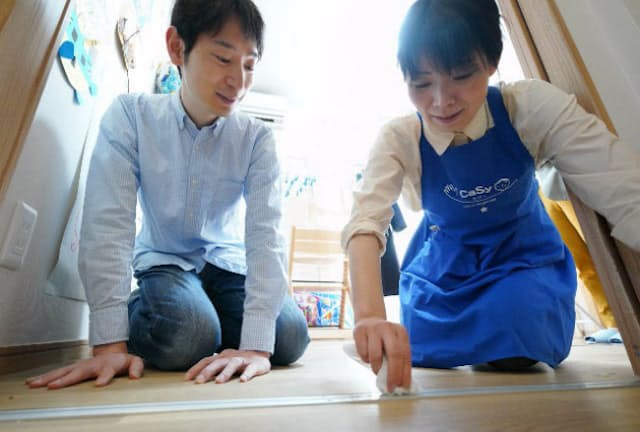 家事代行サービスを頼みがてら掃除のコツを教えてもらう加藤たけしさん（左）＝東京都新宿区