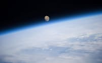 国際宇宙ステーション（ISS）から見た地球と月（PHOTOGRAPH BY REID WISEMAN, NASA）
