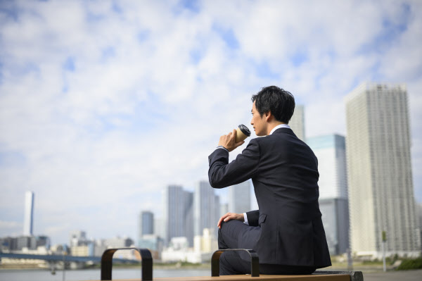 働き盛りの男性2人がサラリーマン卒業を決意した理由 日本経済新聞 働き盛りの男性2人がサラリーマン卒業を決意した理由 日本経済新聞