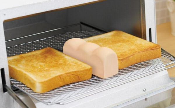 焼きあがったトーストの間にあるのが「トーストスチーマー」(出所:マーナ)