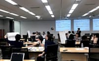 日本IBMの女性管理職育成プログラム「W50」でグループワークをする女性社員たち