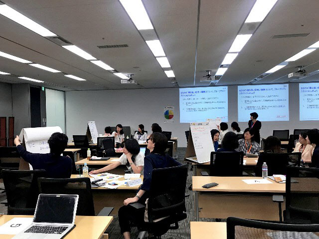 日本IBMの女性管理職育成プログラム「W50」でグループワークをする女性社員たち