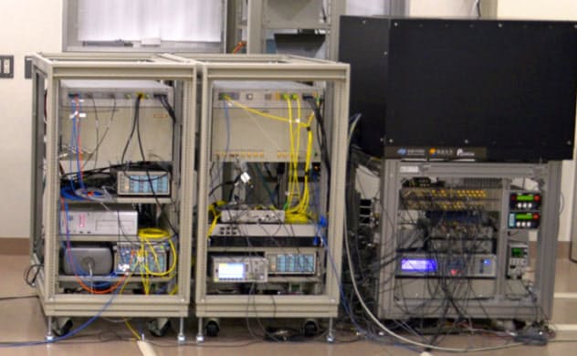実験に使った可搬型の光格子時計(東京大学提供) 実験に使った可搬型の光格子時計(東京大学提供)