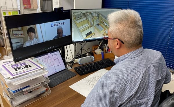 足立建築の足立操代表がビデオ会議で打ち合わせしている様子。3次元モデル作成ソフト「スケッチアップ」で作図した様々な角度からのパースを、Zoomの画面共有機能を使って顧客に見せている(写真:足立建築)