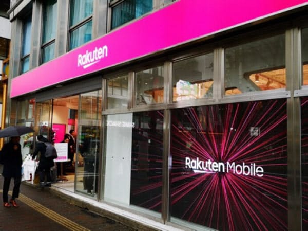 サービス開始早々、新型コロナウイルスの影響で休業を余儀なくされた楽天モバイルの店舗。ウェブ経由での契約比率が9割を超え、獲得への影響は小さいというが……