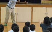 大阪市では9月から中学校区に1名の外国人講師が配置される。敷津小学校にはガーナ人の明るい男性講師が来てくれた。ちょっと引っ込み思案の子どもたちも、あっという間にひきつけられていた