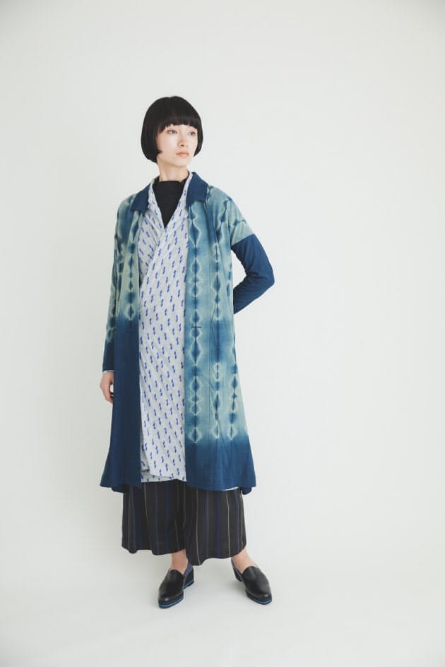 藍が導く スローファッション 複雑な色合いで上品な華やぎ 藍染めブルーで涼や Nikkei Style 藍が導く スローファッション 複雑な色合いで上品な華やぎ 藍染めブルーで涼や Nikkei Style