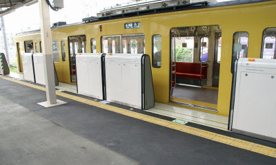 扉数異なる車両に対応するホームドア 西武鉄道が試験 日本経済新聞