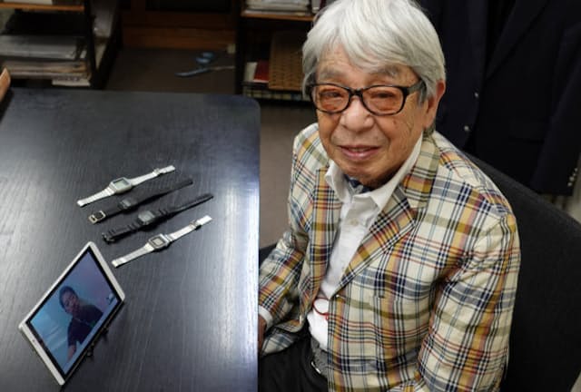 石津祥介さん。机の上にあるのが、父である石津謙介さんが愛用した時計