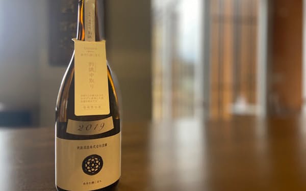 木おけ仕込みの新政酒造の日本酒「生成 2019 -Ecru-（エクリュ）」（通常品と、最も香り、味のバランスが良いなかどり―写真―の商品があり、それぞれ税別1370円と1833円。いずれも720ミリリットル瓶）。今年リリースの酒から使用米の精米方法が大きく変わった。写真提供:新政酒造