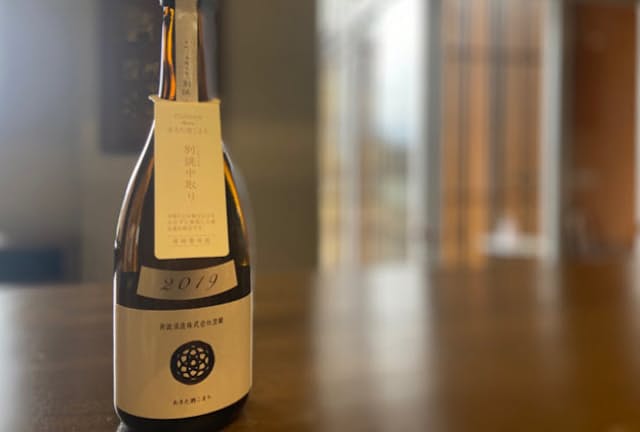 木おけ仕込みの新政酒造の日本酒「生成 2019 -Ecru-（エクリュ）」（通常品と、最も香り、味のバランスが良いなかどり―写真―の商品があり、それぞれ税別1370円と1833円。いずれも720ミリリットル瓶）。今年リリースの酒から使用米の精米方法が大きく変わった。写真提供：新政酒造