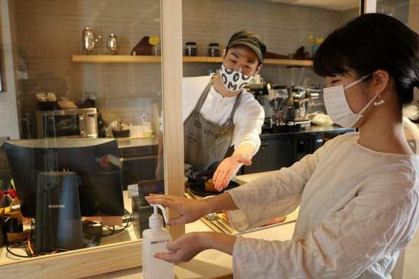 星野リゾートのカフェでは商品提供前にアルコール消毒を徹底する