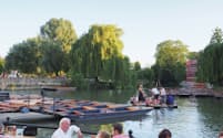 ケンブリッジという地名は「ケム川にかかる橋」という意味。ケム川をめぐるボートツアーは観光客に大人気だ。