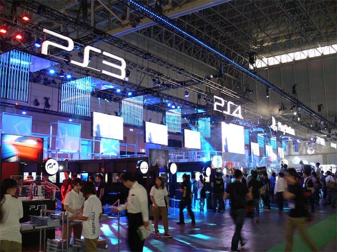 Ps4など4機種を展示 Sceのブース 日本経済新聞