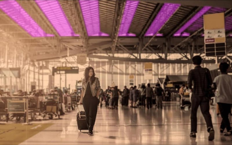 波長222ナノメートルの紫外線を公共・商業施設で常時照射すれば、新型コロナウイルスの感染拡大を抑制し、経済・社会活動の範囲を拡大できる可能性がある。写真は、空港に照射装置を設置した場合のイメージ(出所:コロンビア大学放射線研究所) 波長222ナノメートルの紫外線を公共・商業施設で常時照射すれば、新型コロナウイルスの感染拡大を抑制し、経済・社会活動の範囲を拡大できる可能性がある。写真は、空港に照射装置を設置した場合のイメージ(出所:コロンビア大学放射線研究所)