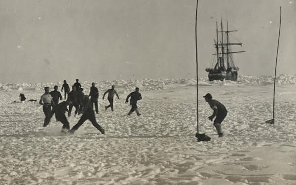 1915年、エンデュアランス号が流氷に閉じ込められ、南極探検家のアーネスト・シャクルトンと乗組員は何カ月も孤立、危険、不確実性と向き合うことになった。シャクルトンは乗組員の士気を高く維持するため、さまざまな気晴らしを考えたが、サッカーもその1つだった（PHOTOGRAPH BY FRANK HURLEY, SCOTT POLAR RESEARCH INSTITUTE, UNIVERSITY OF CAMBRIDGE/GETTY）
