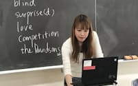 パソコンの向こうの生徒らに語りかける英語科教諭