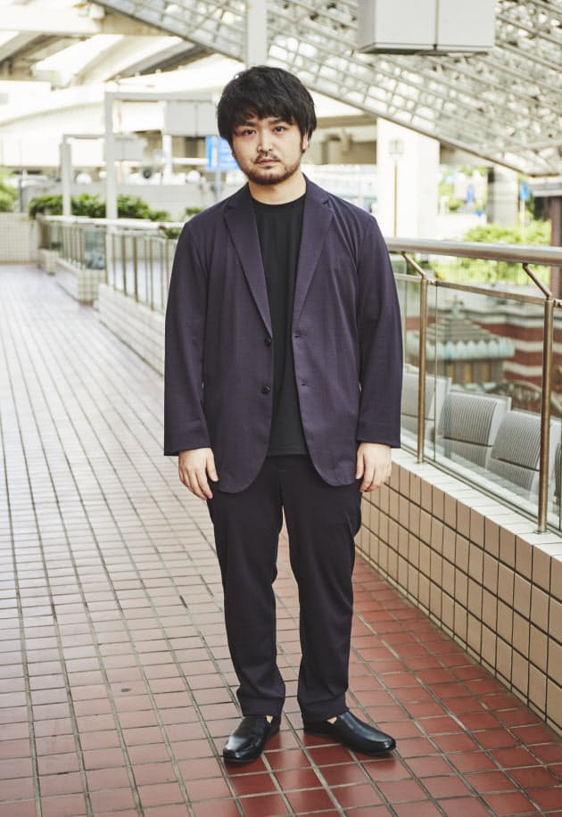 ネイビー 黒でシックに スリッポンをアクセントに セットアップの相棒探し 定番 Nikkei Style ネイビー 黒でシックに スリッポンをアクセントに セットアップの相棒探し 定番 Nikkei Style