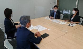 大成建設では仕事と介護を両立する社員、上司、人事担当者の「三者面談」を実施し、サポートする=同社提供