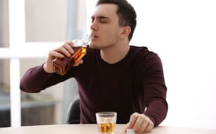 コロナ禍で酒量が増えてしまった場合、それがアルコール依存症の第一歩となる恐れがある。(c)belchonock-123RF