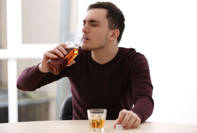 コロナ禍で酒量が増えてしまった場合、それがアルコール依存症の第一歩となる恐れがある。(c)belchonock-123RF