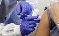 2020年3月16日、米国ワシントン州シアトルにあるカイザー・パーマネンテ・ワシントン健康研究所で、臨床試験中のコロナワクチンの接種を受けるニール・ブラウニングさん（PHOTOGRAPH BY TED S. WARREN, AP IMAGES）