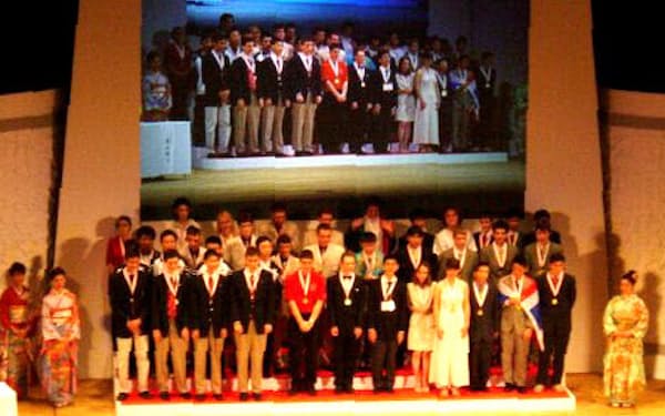 国際科学オリンピックの中で日本が初めてホスト国をつとめた2003年国際数学オリンピックの表彰式（東京・代々木）=数学オリンピック財団提供