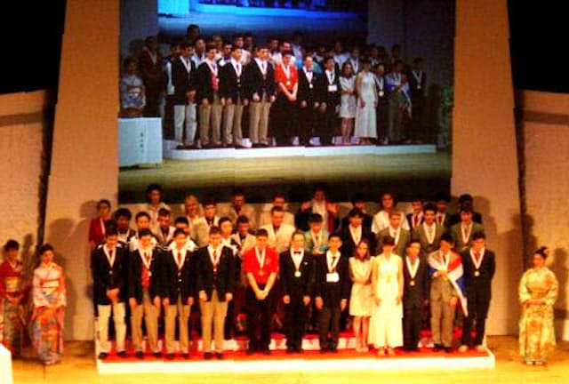 国際科学オリンピックの中で日本が初めてホスト国をつとめた2003年国際数学オリンピックの表彰式（東京・代々木）＝数学オリンピック財団提供
