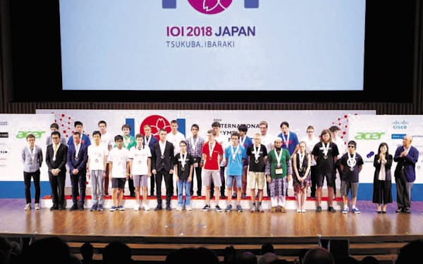 2018年に日本で開かれた「国際情報オリンピック」の表彰式。87カ国・地域から335人が参加した（茨城県つくば市）=情報オリンピック日本委員会提供
