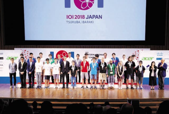 2018年に日本で開かれた「国際情報オリンピック」の表彰式。87カ国・地域から335人が参加した（茨城県つくば市）＝情報オリンピック日本委員会提供