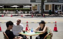 2020年6月13日、米ニューヨーク州イーストハンプトン。ニュータウン通りの両側にレストランのテーブルが並び、客が食事を楽しむ（PHOTOGRAPH BY KARSTEN MORAN, THE NEW YORK TIMES VIA REDUX）