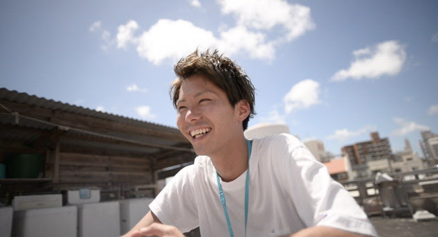 小川大智さんはノマド経験が豊富だ(沖縄のゲストハウスでの仕事風景)