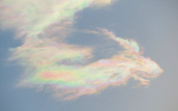 実は頻繁に出会える彩雲。形もさまざまだ（写真提供:荒木健太郎）