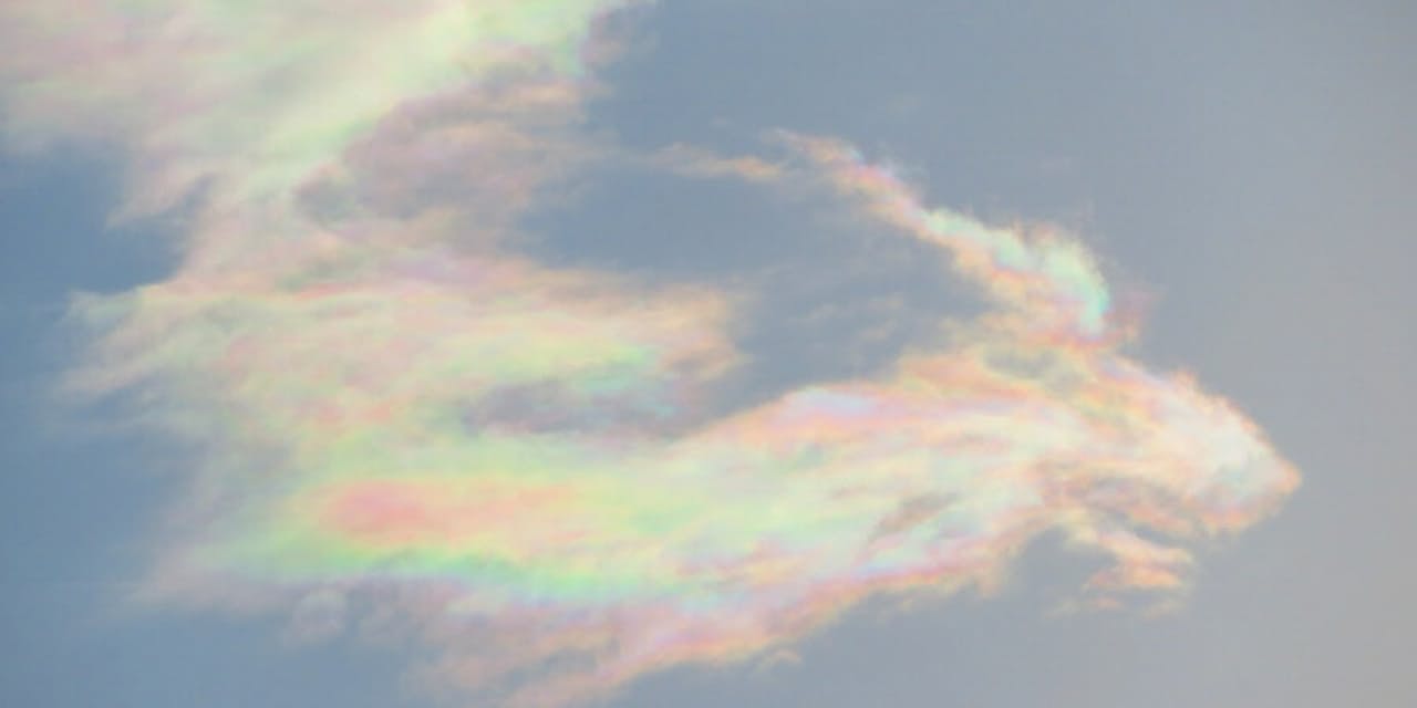 虹色の彩雲 雪の結晶 美しき 雲の科学 Nikkei Style 虹色の彩雲 雪の結晶 美しき 雲の科学 Nikkei Style