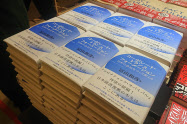 入り口のメインの平台に6列で展示する(八重洲ブックセンター本店)