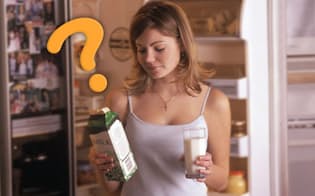 牛乳パックを冷蔵庫から取り出すときに落としそうになるのは、筋力の衰えが原因ではない？(c) designpics-123RF