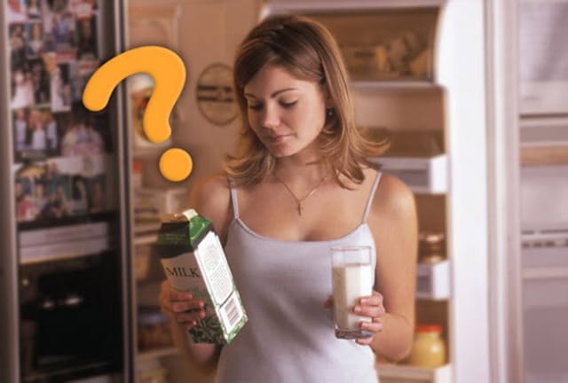 牛乳パックを冷蔵庫から取り出すときに落としそうになるのは、筋力の衰えが原因ではない？(c) designpics-123RF