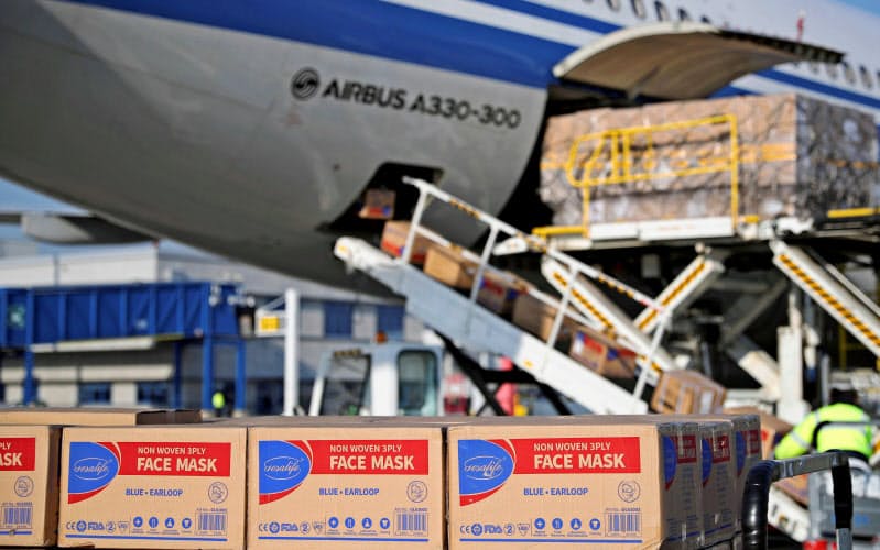 中国は欧州各国などに「マスク外交」を展開した=ロイター 中国は欧州各国などに「マスク外交」を展開した=ロイター