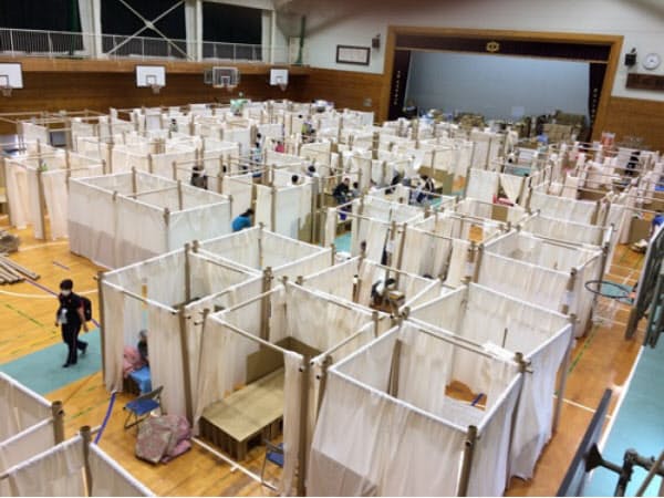 熊本県人吉市の中学校に設置した避難所用・間仕切りシステム(PPS)。政府からの依頼で坂茂氏やNPOスタッフが現地に入り設置の手順などを指導した(写真提供:ボランタリー・アーキテクツ・ネットワーク)
