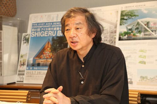 坂茂(ばん・しげる)氏 建築家。1957年東京生まれ。84年米クーパーユニオン建築学部卒業。85年に坂茂建築設計を設立。2014年に「建築のノーベル賞」とも言われるプリツカー賞、17年には紫綬褒章を受章。19年から慶応義塾大学環境情報学部教授を務める。被災者への住環境に対する支援事業を行うNPO法人「ボランタリー・アーキテクツ・ネットワーク(VAN)」代表(写真:都築 雅人)
