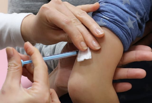 ワクチンの普及は感染封じ込めの切り札と期待される（写真はインフルエンザの予防接種）