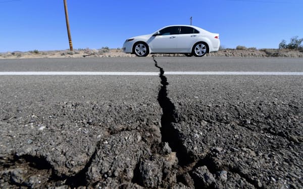 2019年7月4日に発生したリッジクレスト地震（マグニチュード6.4）で、米カリフォルニア州トローナ付近の道路に生じた亀裂（PHOTOGRAPH BY FREDRIC J. BROWN, AFP VIA GETTY IMAGES）